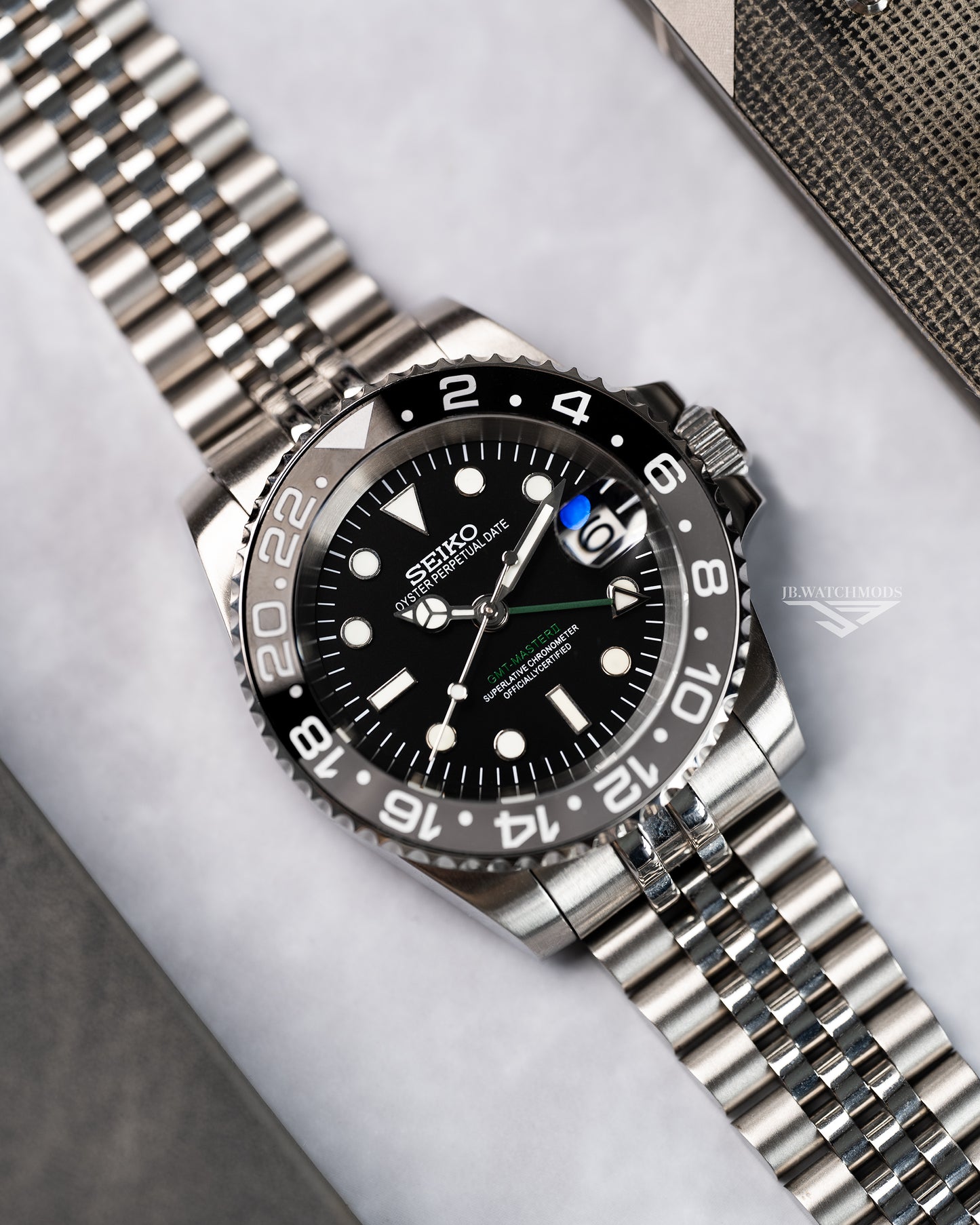 JB.WATCHMODS Custom Seiko Mod Bruce Wayne GMT NH34 Automatic Watch